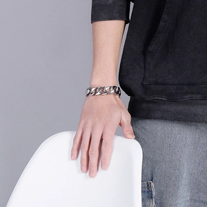Silbernes Panzerarmband aus Edelstahl am Handgelenk im minimalistischen Streetstyle-Design
