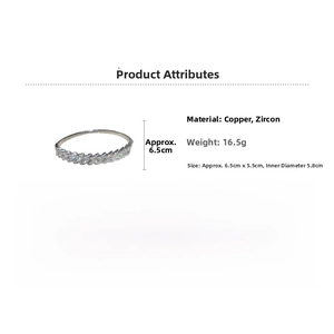 Détail du pavage de zircons cubiques blancs sur un bracelet jonc argenté en cœur
