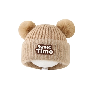 Berretto invernale in maglia beige per bambini con due pompon e ricamo Sweet Time
