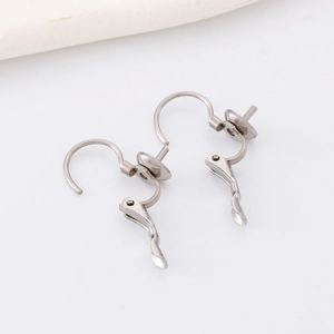 Crochets d'oreilles minimalistes en acier inoxydable argenté pour bijoux DIY sur fond blanc