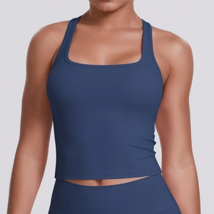 Gros plan du débardeur de yoga bleu marine avec encolure carrée et larges bretelles