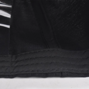 Dettaglio macro della doppia cucitura di qualità sulla visiera di un cappello nero