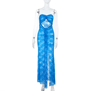 Dettaglio della trama in pizzo blu e del design a rete traforata sul vestito lungo da mare