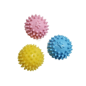 Trois balles de massage colorées en caoutchouc pour chiens avec motifs de pattes