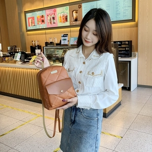 Damen Mini-Rucksack in Braun mit Steppung und verstellbaren Riemen im Café-Stil