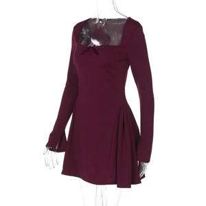 Détail de la robe mini bordeaux avec encolure carrée, petit nœud et texture plissée