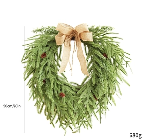 Détail de la couronne de Noël en forme de cœur 50cm avec pommes de pin et nœud lin