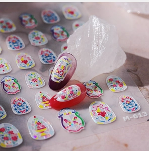 Détails macro des autocollants pour ongles M-613 aux motifs de fleurs rétro