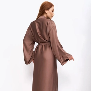 Peignoir long en satin marron élégant pour femme avec fini soyeux et ceinture assortie