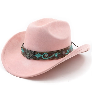 Détail du chapeau de cowboy en daim rose avec ceinture brodée bleue et boucle papillon