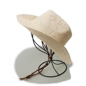 Détail du chapeau de cowboy en paille avec paillettes dorées et mentonnière réglable