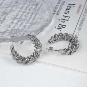 Boucles d'oreilles créoles argentées en forme de C avec motif de bobine spirale