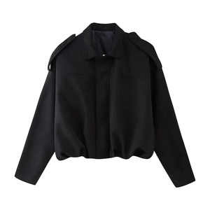 Vue détaillée d'une veste en daim noir avec épaulettes et ourlet élastique ajusté