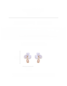 Vue détaillée des boucles d'oreilles fleurs en émail avec goutte de zircon champagne