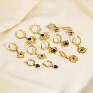Boucles d'oreilles vintage dorées avec pendentifs lapis-lazuli sur soie beige clair