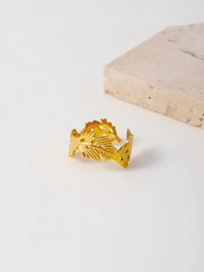 Detailed macro view of the gold-plated mesh feather texture on the adjustable ring