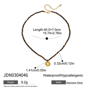 Detailansicht der Krabben-Halskette aus Edelstahl mit Maßen und 18K Gold-Anhänger