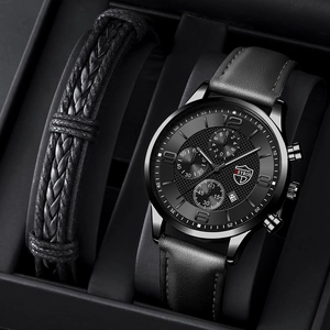 Détail de la montre homme noire avec calendrier et ensemble de bracelets en cuir tressé