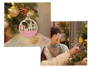 Gros plan d'ornements de Noël en bois avec Père Noël et renne sur un sapin festif