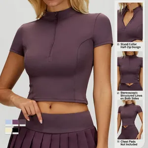 Set sportivo color prugna con top a mezza zip, collo alto e gonna a pieghe coordinata