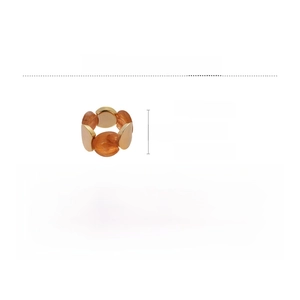 Détail du bracelet en perles d'acrylique ambre avec maillons dorés et dimensions précises