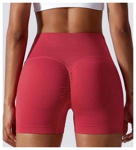 Detailansicht der roten nahtlosen High-Waist-Yoga-Shorts mit Push-Up-Effekt hinten