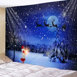 Tapisserie de Noël avec traîneau du Père Noël au-dessus d'une forêt enneigée