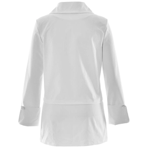 Detailansicht der Rückennähte und Bündchen dieser weißen langärmeligen Strickjacke