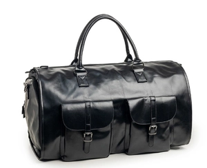 Détail du sac de voyage en cuir noir avec grandes poches à boucle et détails métalliques