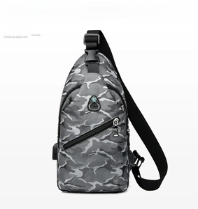 Vue frontale du sac de poitrine camouflage montrant le tissu et les fermetures