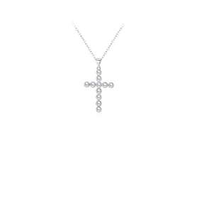 Vue macro du pendentif croix en argent S925 orné de perles rondes blanches délicates