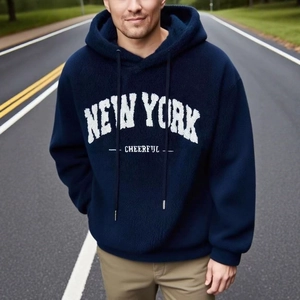 Donkerblauwe heren hoodie met New York print en verstelbaar trekkoord op straat achtergrond
