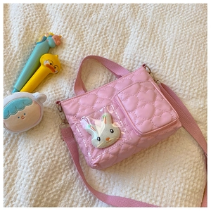 Borsa a tracolla trapuntata a cuore rosa per bambina con coniglio di peluche carino