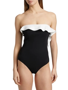 Détail d'un élégant maillot de bain noir avec volants blancs chics sur le décolleté bustier