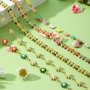 Bijoux chaîne en acier doré avec marguerites et papillons colorés en émail brillant