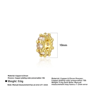 Gros plan d'une perle d'espacement 10mm plaquée or 18k avec zircon pour bijoux DIY