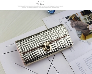 Détails du portefeuille long doré à motif damier avec fermoir rotatif en métal