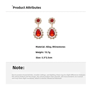 Detail van rode kristallen druppeloorbellen met afmetingen en gewicht van 15.7 gram