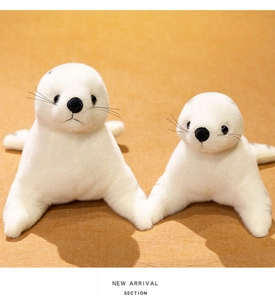 Détail de peluches phoque blanc avec fourrure douce et taches grises en deux tailles