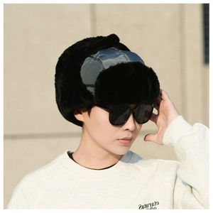 Détail du bonnet aviateur d'hiver avec calotte en nylon gris et doublure en fourrure noire