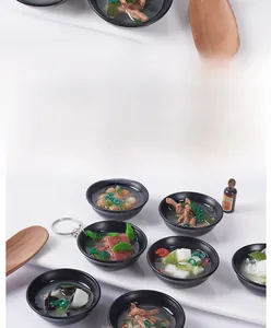 Vue détaillée de modèles de soupes japonaises miniatures avec des ingrédients réalistes