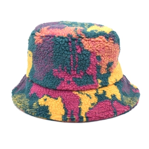Bob en fausse fourrure tie-dye coloré avec texture pelucheuse épaisse pour l'hiver
