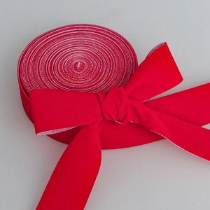 Rote Samt-Weihnachtsbandrolle mit Golddrahtkanten und handgefertigter Schleife