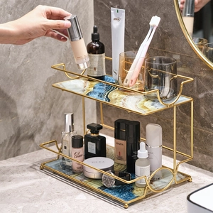 Zweistöckiger Bad-Organizer in Gold mit Marmorböden für Kosmetik und Hautpflegeprodukte