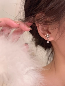 Vue détaillée de la boucle d'oreille flocon en argent avec pendentif goutte en zircon