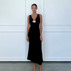 Schwarzes ärmelloses Bodycon-Maxikleid mit V-Ausschnitt und goldener Blumendekoration