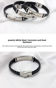 Detailansicht der Sternzeichen-Platte aus Edelstahl und dem geflochtenen Lederarmband