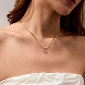 Dettaglio del ciondolo a cuore in oro 18k con smalto rosa e zircone su catena snake