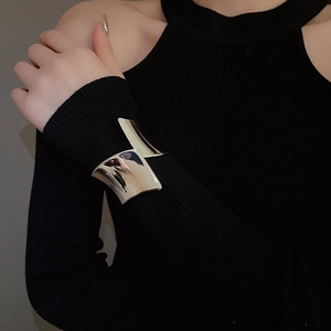 Dettaglio del bracciale rigido irregolare argento con finitura lucida a specchio