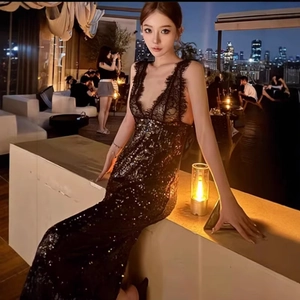 Robe de soirée noire à paillettes avec col en V profond et dentelle sur un toit-terrasse